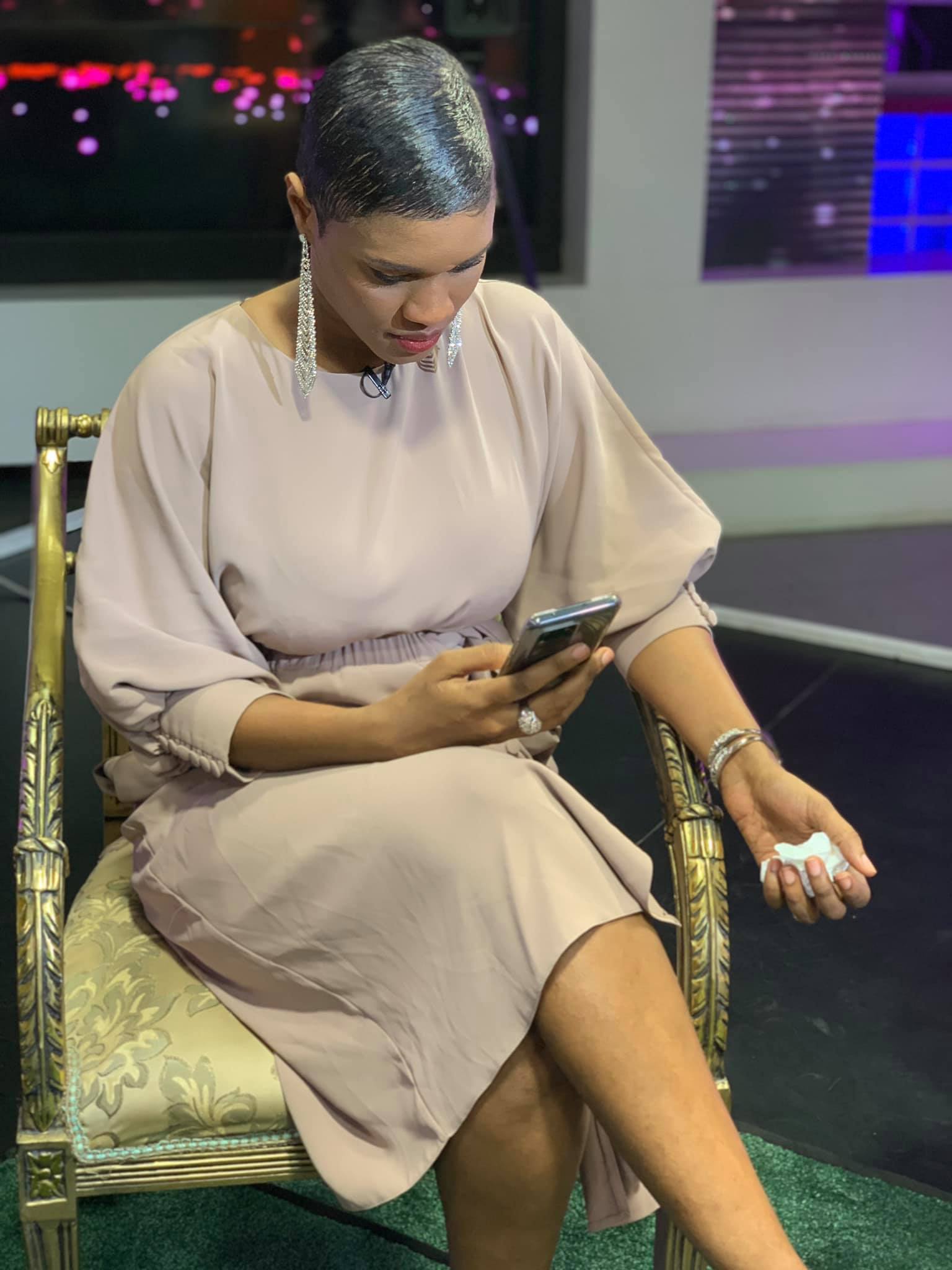 (14) Photos : Les coulisses du prochain numéro de l’émission “Vous et Nous” avec Ndeye Ndack et sa team