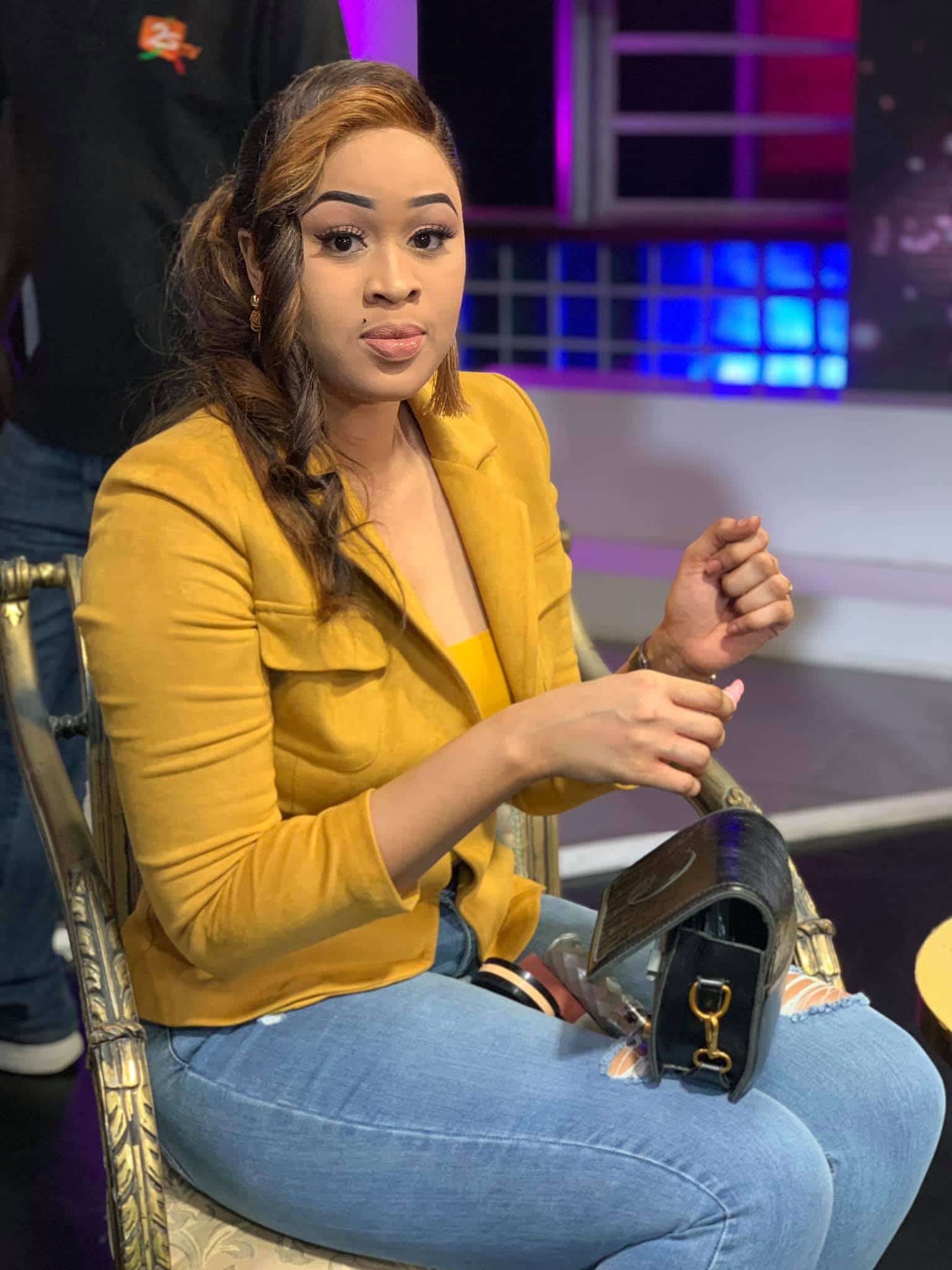 (14) Photos : Les coulisses du prochain numéro de l’émission “Vous et Nous” avec Ndeye Ndack et sa team