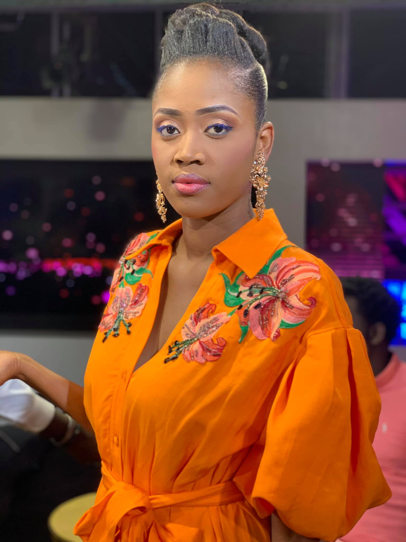 (14) Photos : Les coulisses du prochain numéro de l’émission “Vous et Nous” avec Ndeye Ndack et sa team