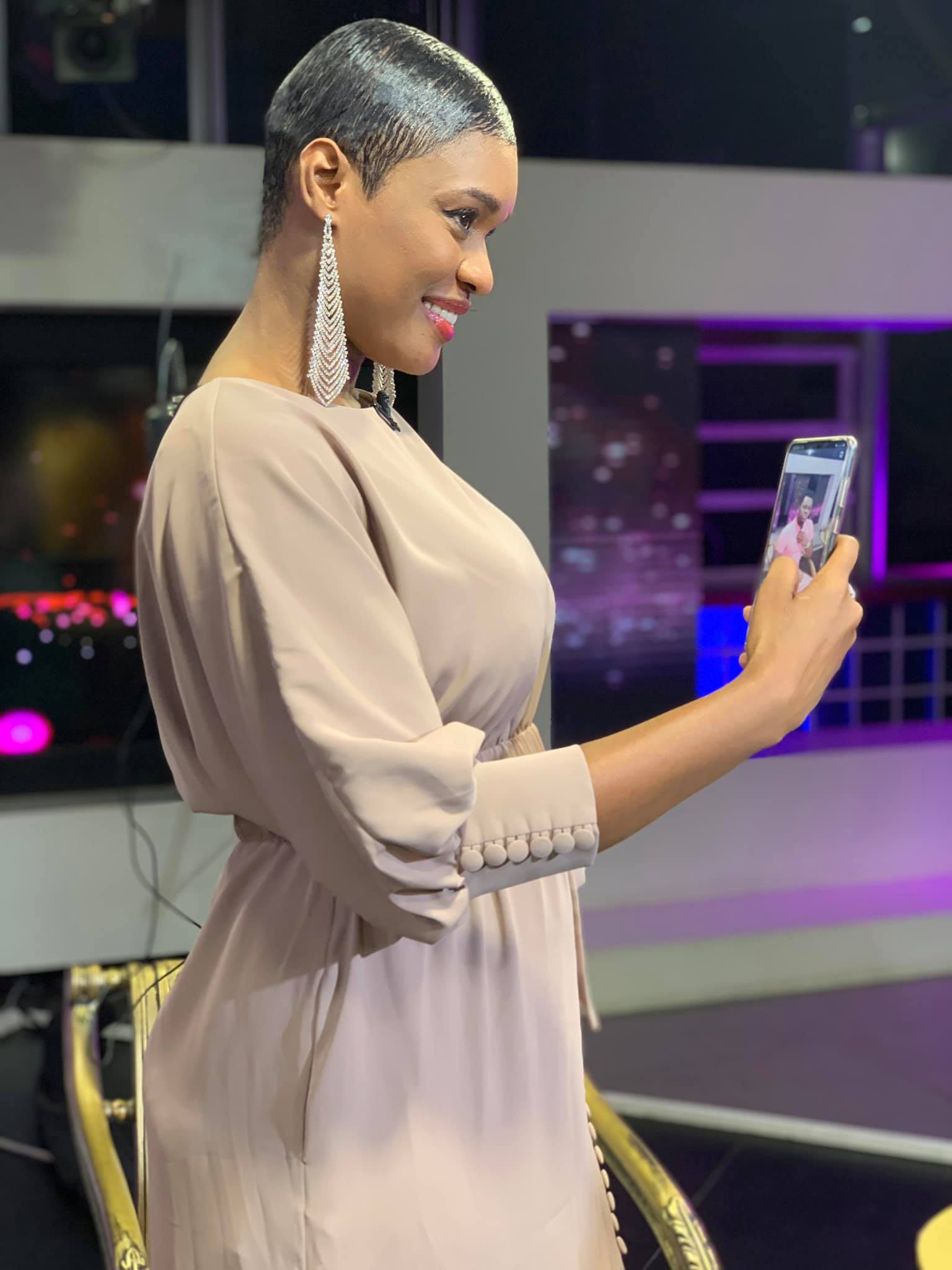 (14) Photos : Les coulisses du prochain numéro de l’émission “Vous et Nous” avec Ndeye Ndack et sa team