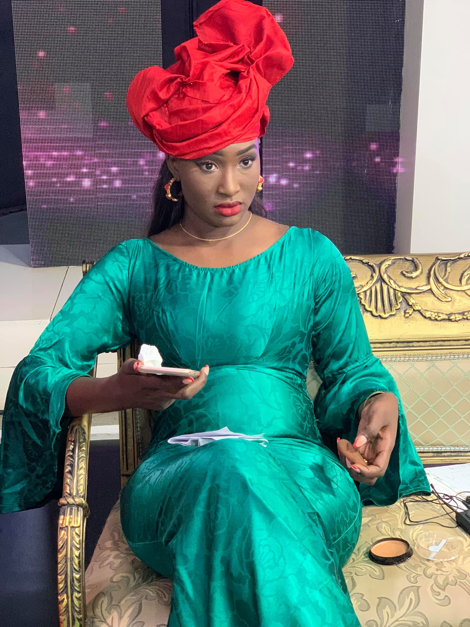 (14) Photos : Les coulisses du prochain numéro de l’émission “Vous et Nous” avec Ndeye Ndack et sa team