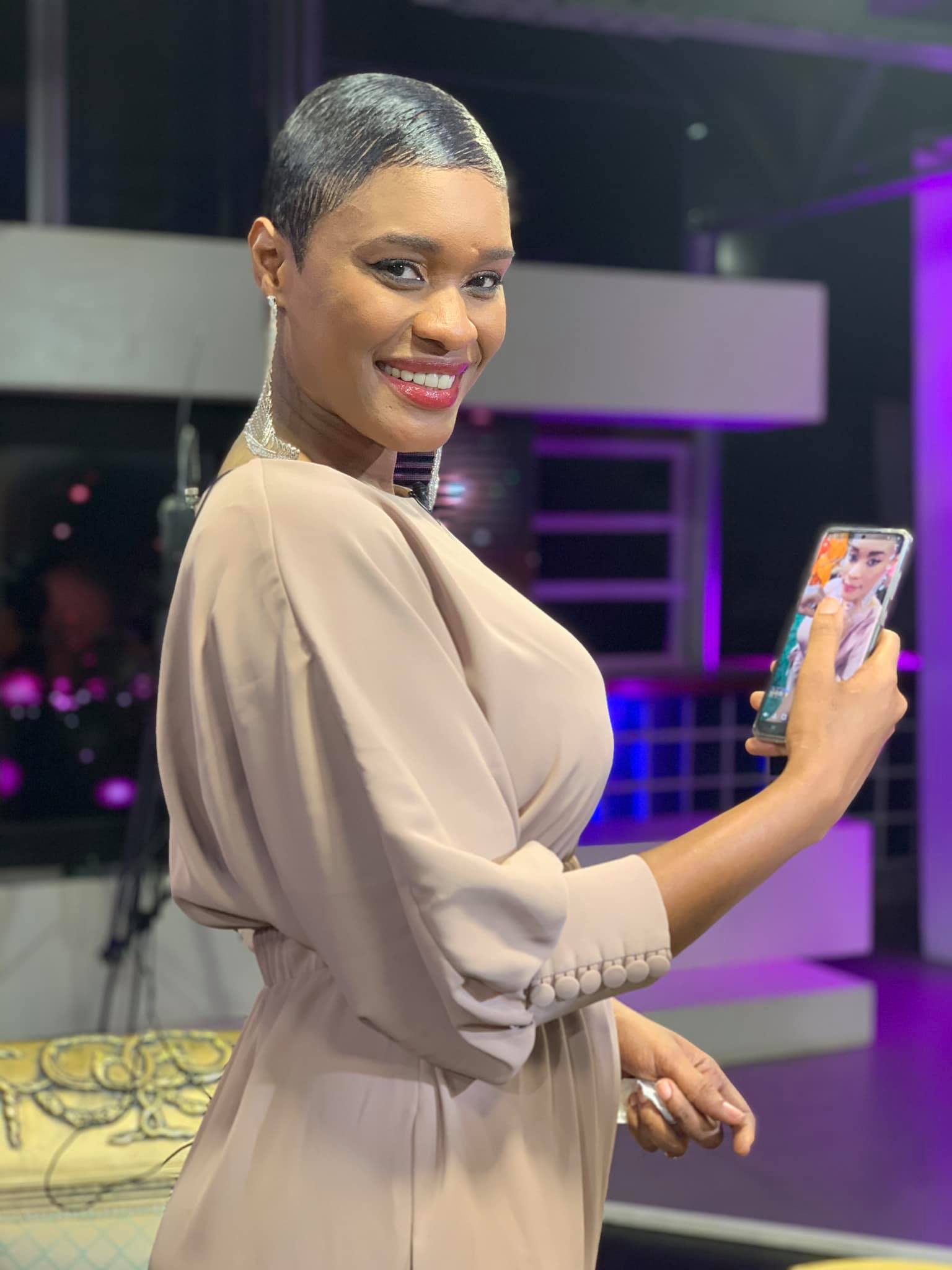 (14) Photos : Les coulisses du prochain numéro de l’émission “Vous et Nous” avec Ndeye Ndack et sa team