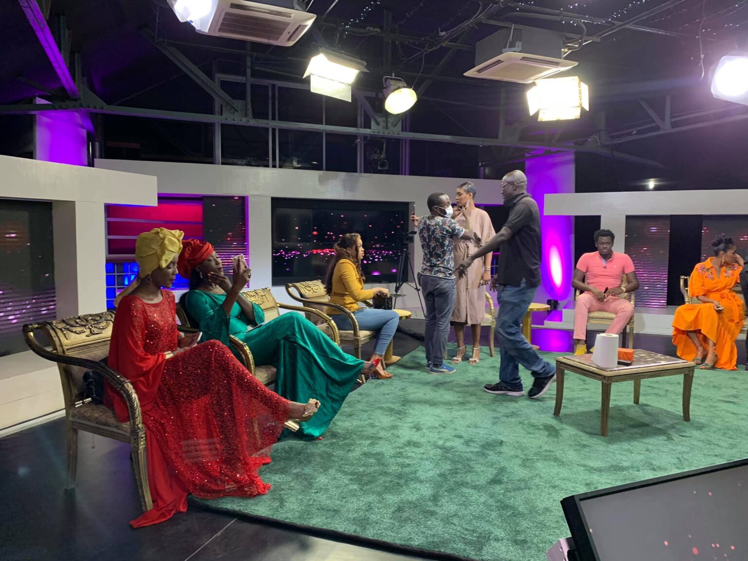 (14) Photos : Les coulisses du prochain numéro de l’émission “Vous et Nous” avec Ndeye Ndack et sa team