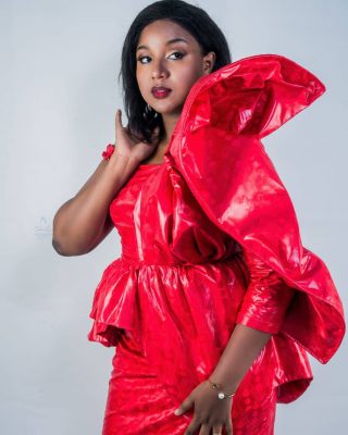 4 photos: La chanteuse Adama Séne, une beauté naturelle s'affice en rouge