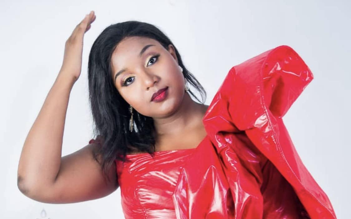4 photos: La chanteuse Adama Séne, une beauté naturelle s'affice en rouge