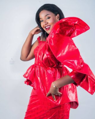 4 photos: La chanteuse Adama Séne, une beauté naturelle s'affice en rouge