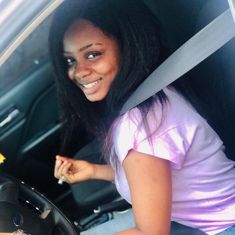 (Photos) Djeyna Baldé pose fièrement au volant