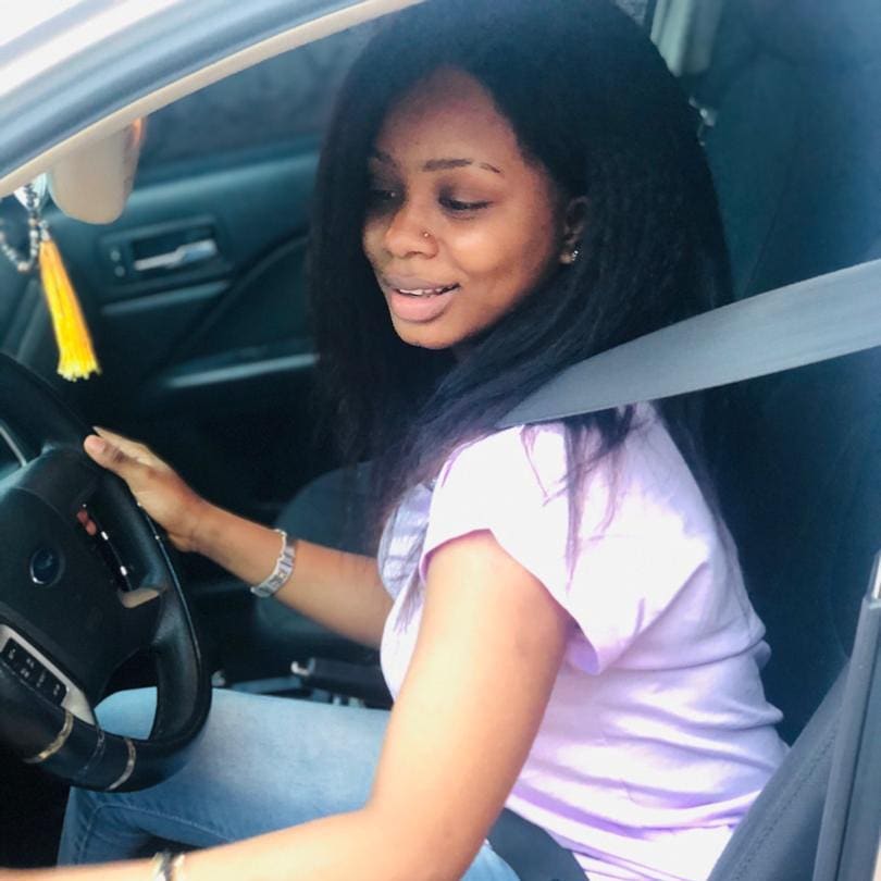 (Photos) Djeyna Baldé pose fièrement au volant