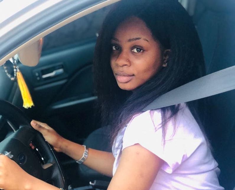 (Photos) Djeyna Baldé pose fièrement au volant