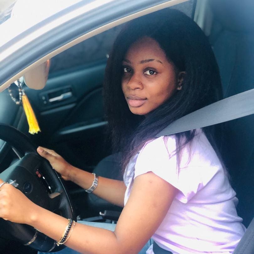 (Photos) Djeyna Baldé pose fièrement au volant