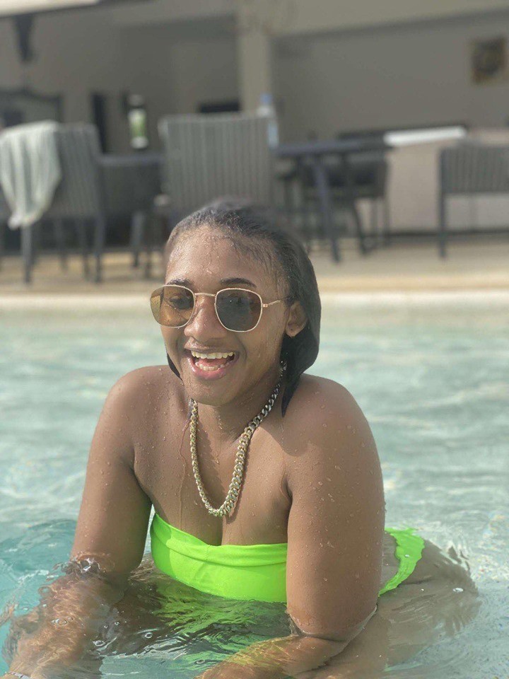 Evelyne de la série »Infidèles » explose la toile avec ses photos torrides