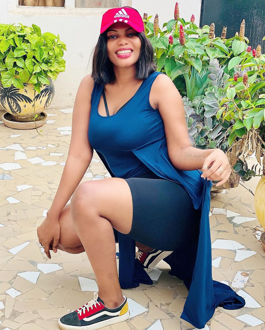 (04 Photos) - Vêtue d’une tenue très aguicheuse, Big Maman dévoile ses formes généreuses