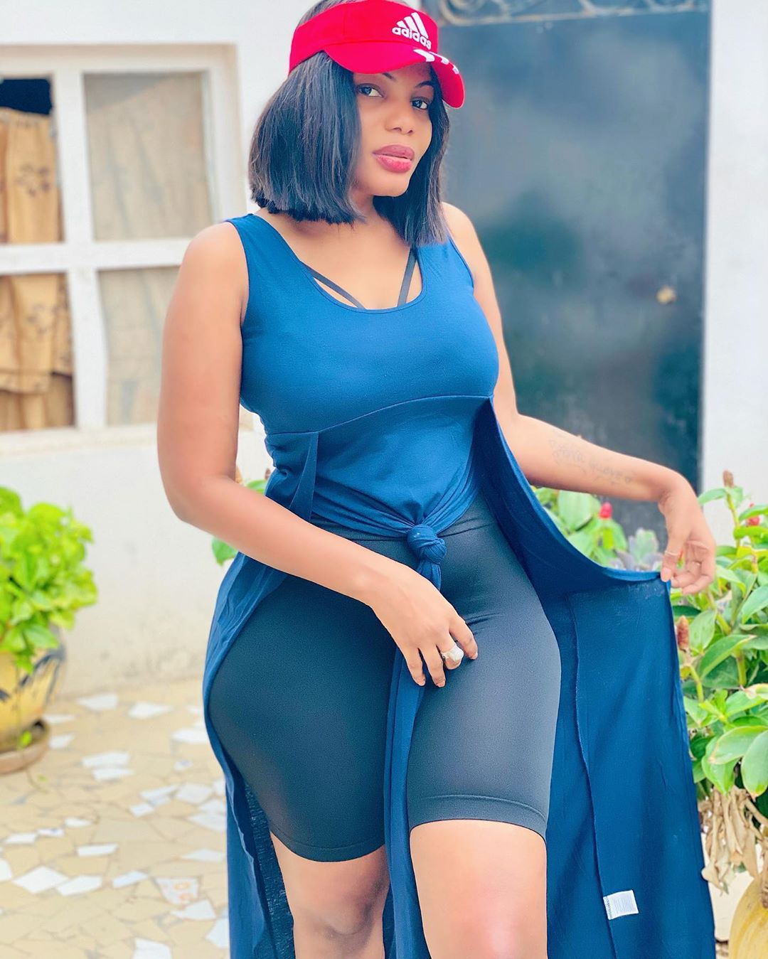 (04 Photos) - Vêtue d’une tenue très aguicheuse, Big Maman dévoile ses formes généreuses