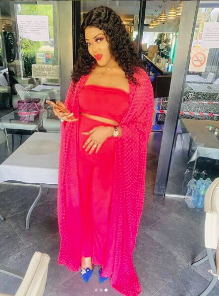 (05 Photos) Ya Awa Rassoul de la série « Infidèles », tenue très classe et stylés…