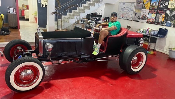 Photos: El Hadji Diouf dans une voiture de luxe