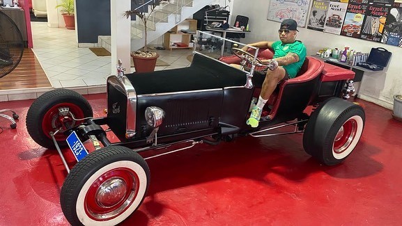 Photos: El Hadji Diouf dans une voiture de luxe
