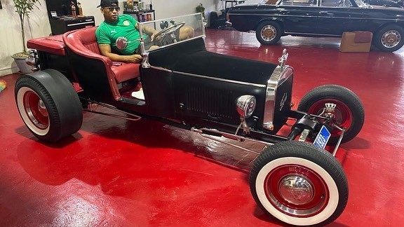 Photos: El Hadji Diouf dans une voiture de luxe