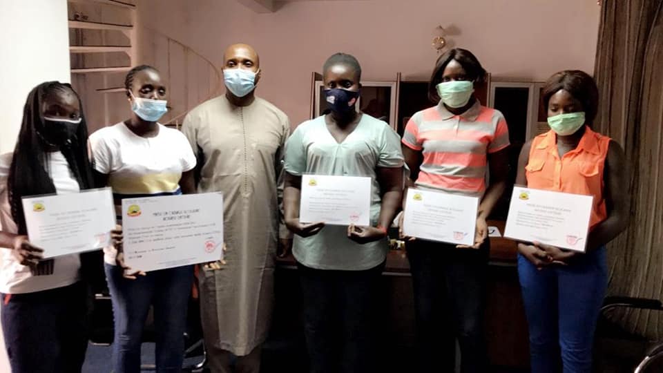 Photos : Barthélémy Diaz offre une bourse d’études entière à Tening Sène, étudiante et femme de ménage