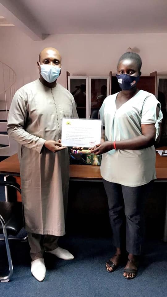 Photos : Barthélémy Diaz offre une bourse d’études entière à Tening Sène, étudiante et femme de ménage