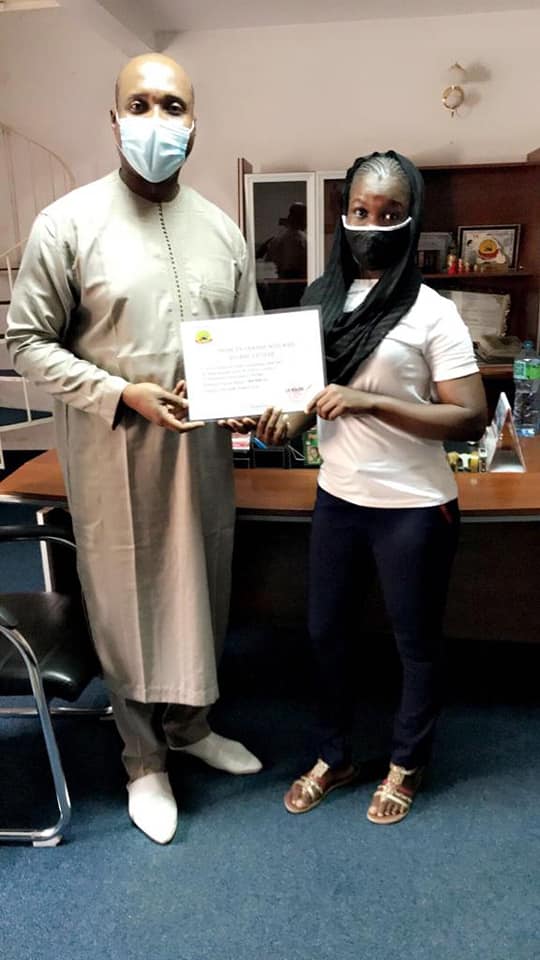 Photos : Barthélémy Diaz offre une bourse d’études entière à Tening Sène, étudiante et femme de ménage