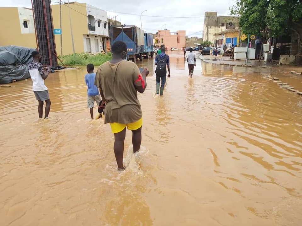 En Visite Dans La Banlieue: Frapp Et Des Inondés Gazés Par La Police