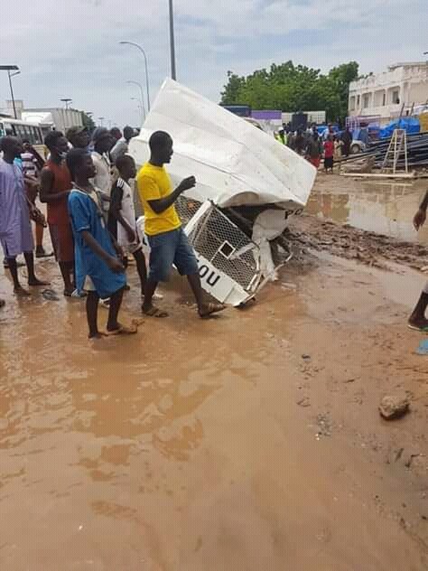 Voici les terribles images de l’accident du véhicule de la police transportant des prisonniers