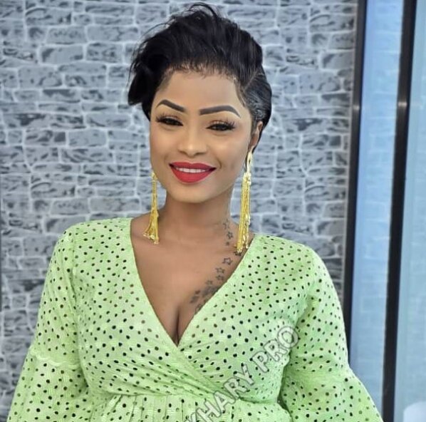 (05 Photos) : Fraichement mariée : Mbathio Ndiaye “charme” son Aladji Ass