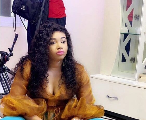 (Photos) L’incroyable décolleté $exy de l’actrice Abby de la série IDOLES