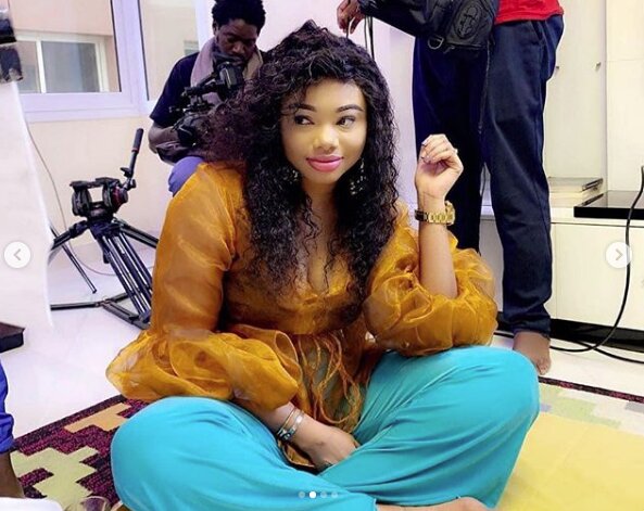 (Photos) L’incroyable décolleté $exy de l’actrice Abby de la série IDOLES