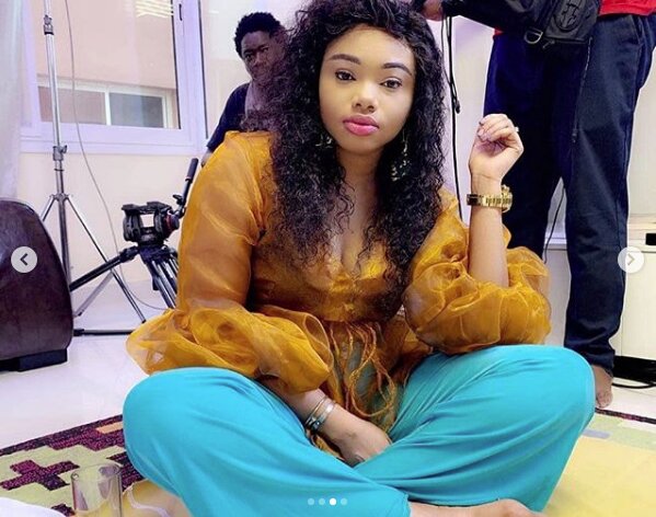 (Photos) L’incroyable décolleté $exy de l’actrice Abby de la série IDOLES