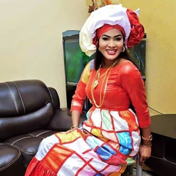 (Photos) Fraichement mariée : Soumboulou “charme” Diop Khass et parle à ses Fans « Magui si diam je vais… »