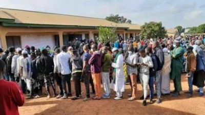 Présidentielle en Guinée : Les bureaux de vote inondés de monde malgré la pluie (photos)