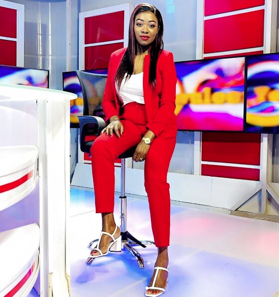 ( 05 Photos ) Les Nouvelles photos torrides de Bijou Ndiaye de la Tfm, elle se montre en Rouge « Danger »