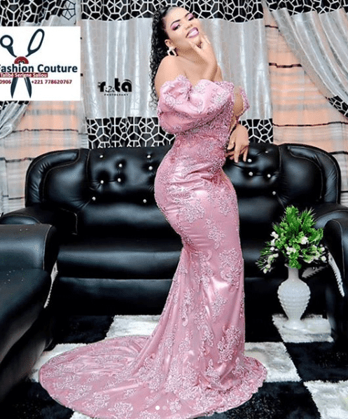 (07 Photos): Big maman de la série mœurs s’affile en Jongoma dans une robe à couper le souffle