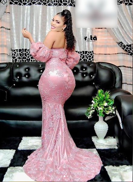 (07 Photos): Big maman de la série mœurs s’affile en Jongoma dans une robe à couper le souffle