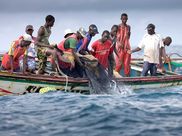 Des marins chinois brulent vif un pêcheur sénégalais et...
