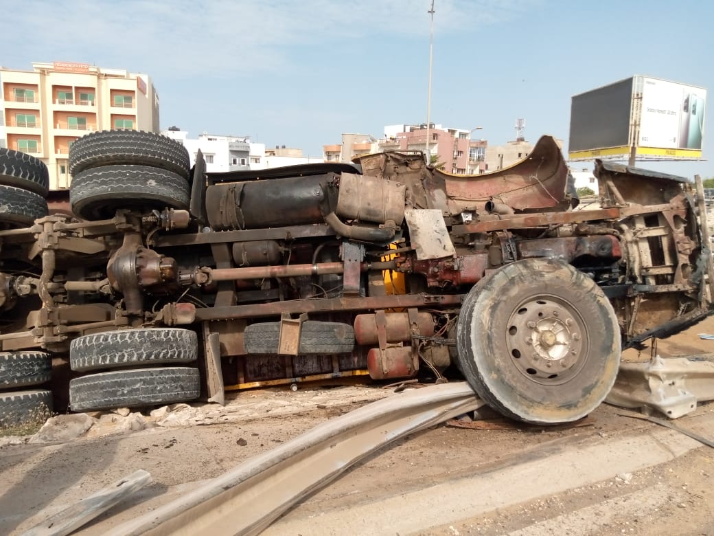 (15 Photos) : Echangeur Foire : Un camion dérape, percute un motocycliste et se renverse