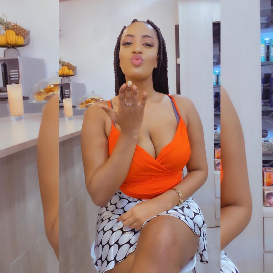 Photos – Haut sexy, jupe courte, Betty gave ses fans avec ses courbes enchanteresses