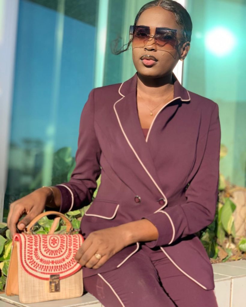 (20 PHOTOS): Astou Dione de la 2STV, une journaliste très classe et discrète