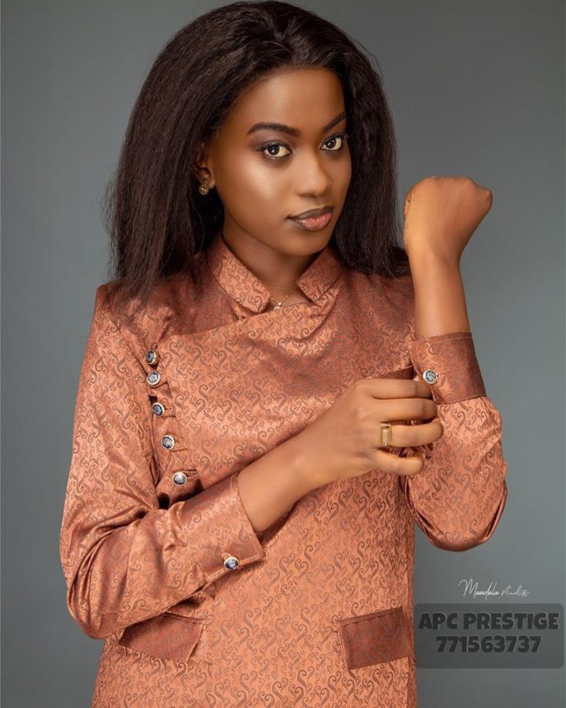 (20 PHOTOS): Astou Dione de la 2STV, une journaliste très classe et discrète