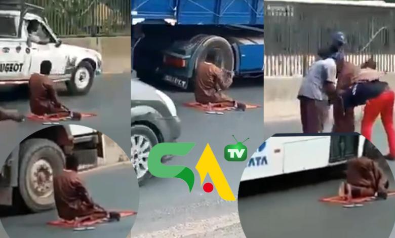 Vidéo-Keur Mbaye Fall : un homme effectue sa prière au milieu de la route !