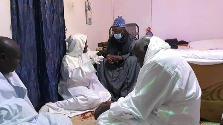 (Photos) Cheikh Ahmadou Kara à Darou auprès du nouveau Khalif Serigne Bassirou Anta Niang