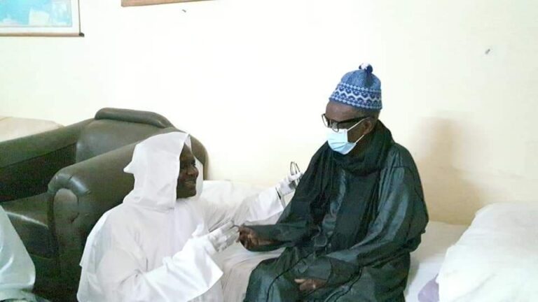 (Photos) Cheikh Ahmadou Kara à Darou auprès du nouveau Khalif Serigne Bassirou Anta Niang