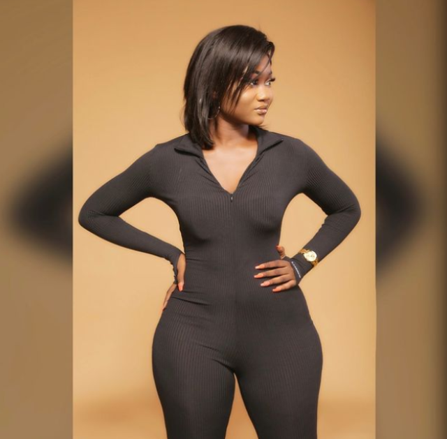 Maman Aysatu pimente la toile avec des photos ultra sensuelles