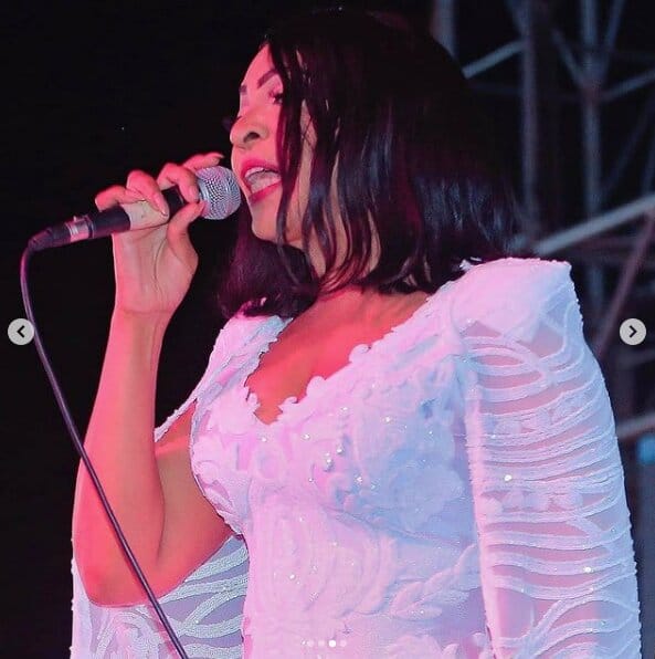 (04 Photos) : Magnifique dans sa tenue regardez comment Viviane a réussit le pari en Gambie