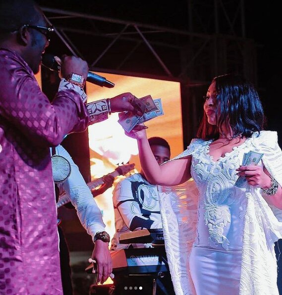 (04 Photos) : Magnifique dans sa tenue regardez comment Viviane a réussit le pari en Gambie