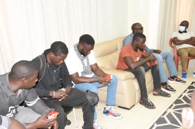 (Photos) Ucad: Après leur violente bataille armée: Kekando et Ndefleng fument le calumet de la paix et enterrent les machettes de la guerre.