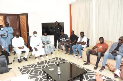 (Photos) Ucad: Après leur violente bataille armée: Kekando et Ndefleng fument le calumet de la paix et enterrent les machettes de la guerre.