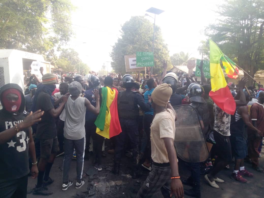Marche pour la libération de Sonko à Ziguinchor : Les forces de l’ordre et les manifestants côte à côte