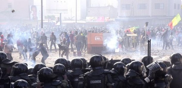 Le commissariat barricadé : Manifs après la mort d’un manifestant aux Parcelles assainies